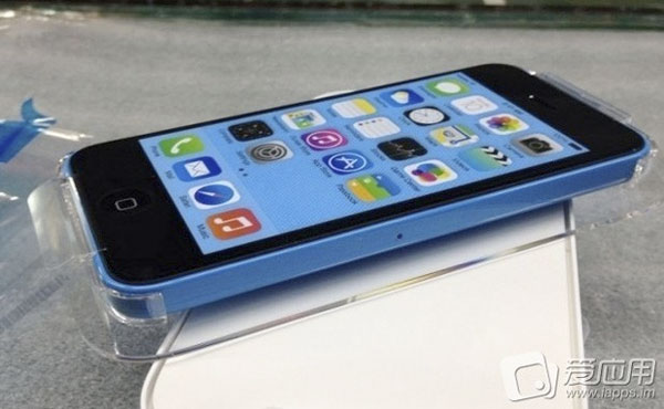 Fotos del iPhone 5C con su caja en colores rojo y azul